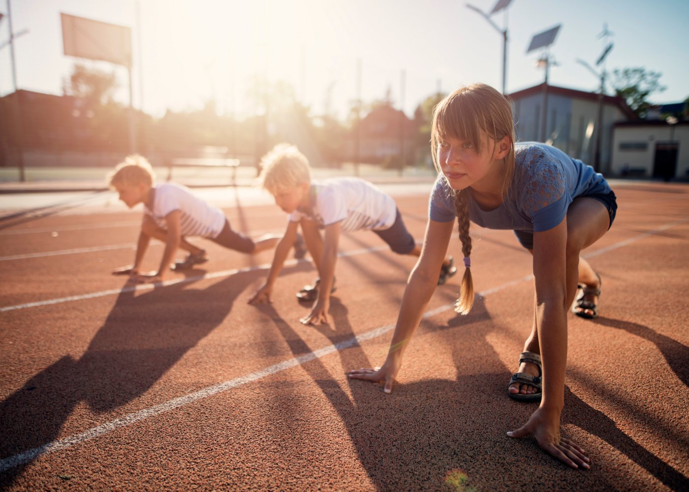 alunos na aula de educação física a praticar atletismo