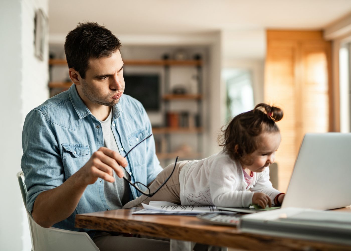 pai sem conseguir trabalhar com filha em cima do computador