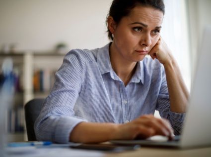 trabalhadora a exibir sinais de dificuldades do teletrabalho