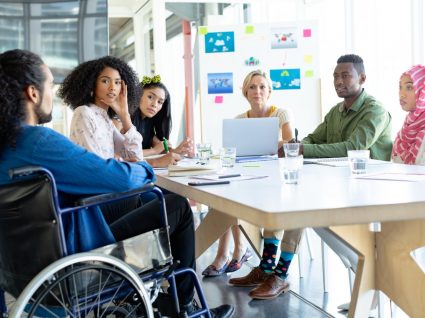 reunião de trabalho com equipa de culturas diferentes