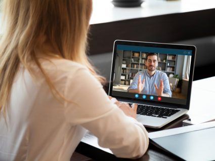 mulher em entrevista depois de procurar emprego em tempos de crise