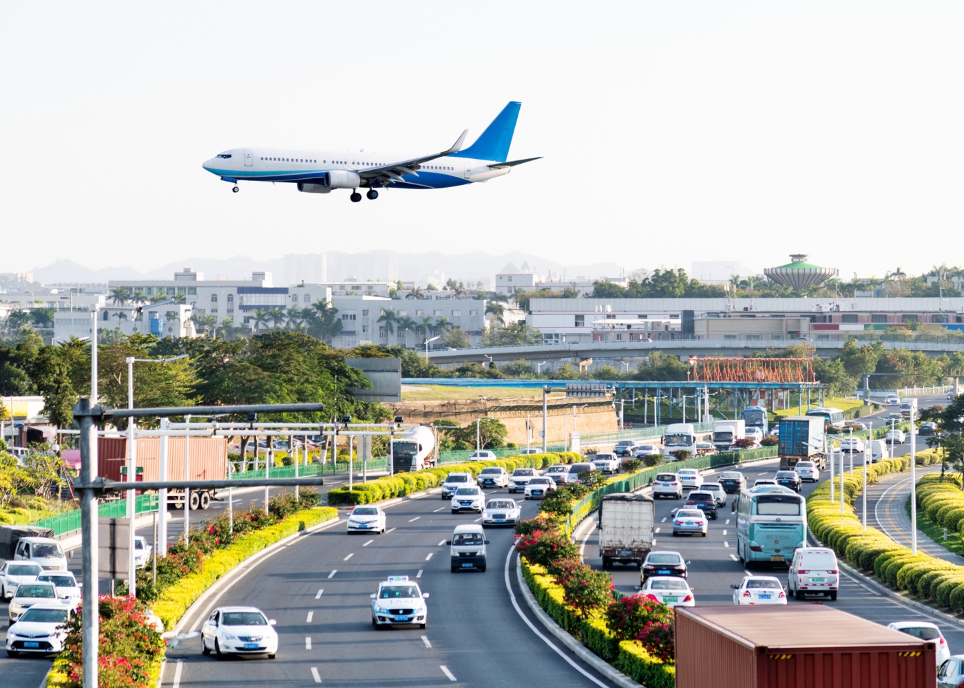 avião a sobrevoar estrada