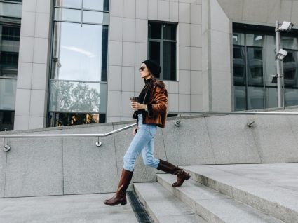 Mulher com botas à cavaleiro