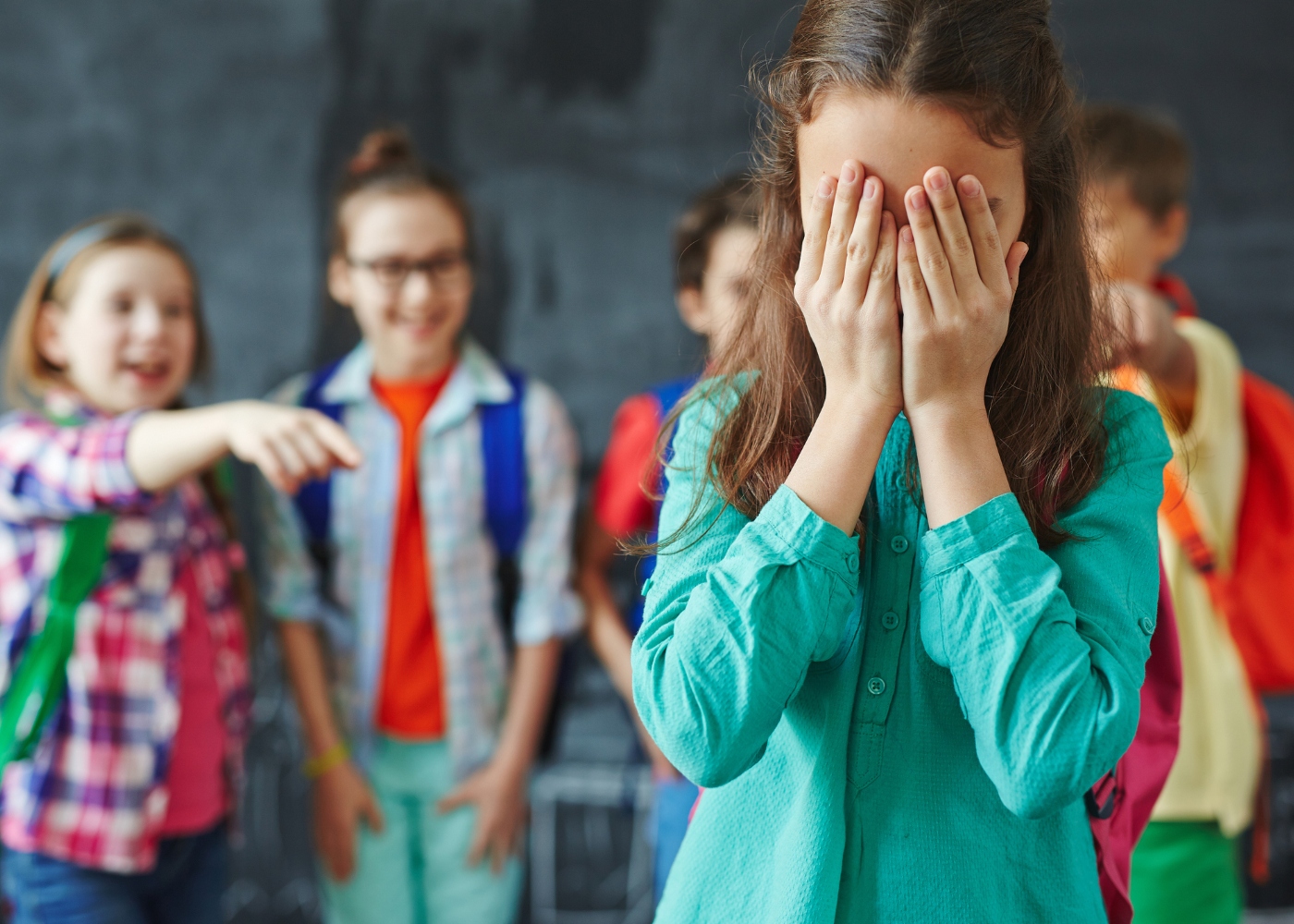 criança vítima de bullying pelos colegas
