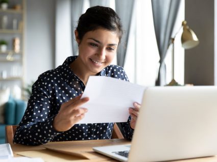 jovem a ver o seu certificado de habilitações