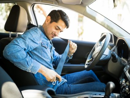 Homem a colocar cinto de segurança