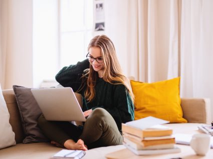 Estudante universitária a fazer inscrição online na Universidade