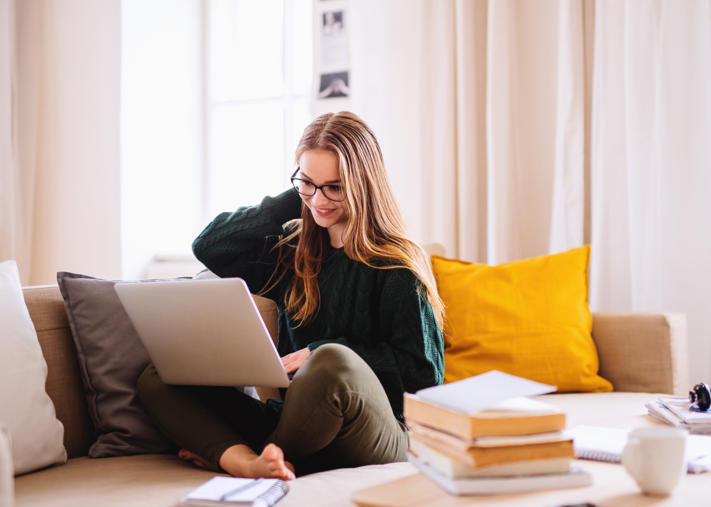 Estudante universitária a fazer inscrição online na Universidade