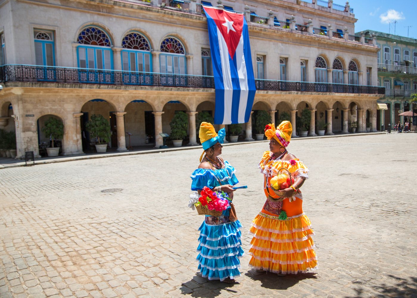 Mulheres cubanas com trajes tradicionais