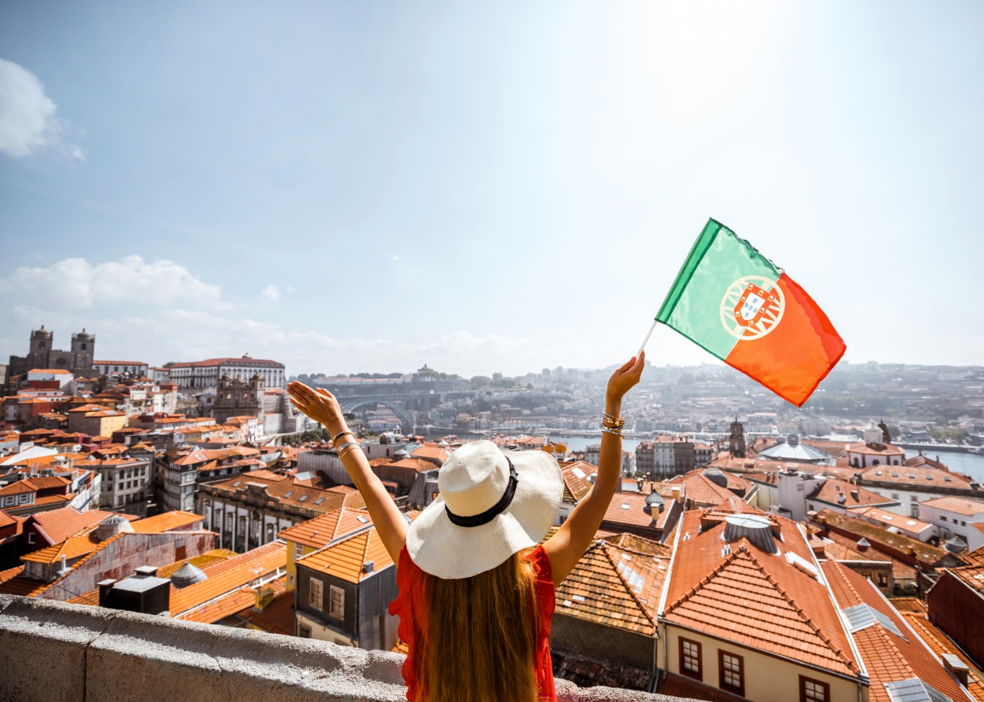 Jovem com a bandeira portuguesa