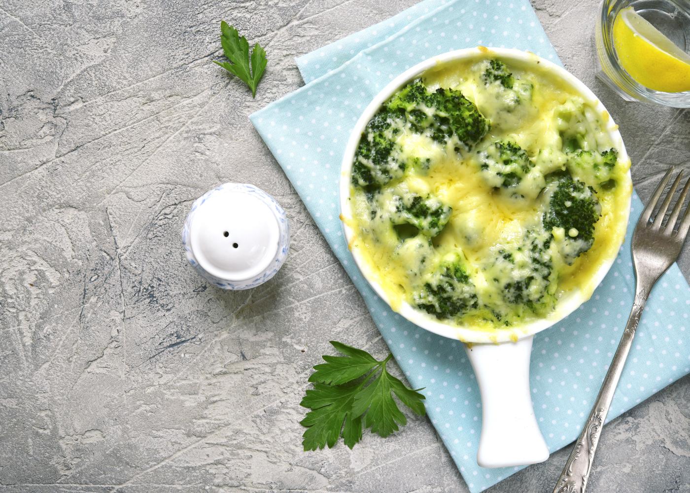 macarronada no forno com béchamel e brócolos