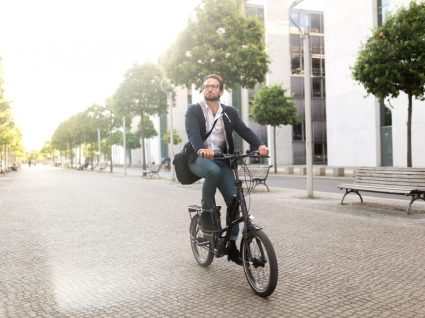 homem a andar numa das melhores bicicletas elétricas