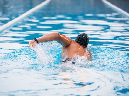 homem a nadar em piscina