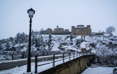 Vista de Puebla de Sanabria com neve