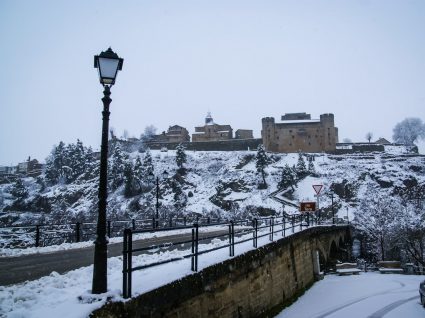 Vista de Puebla de Sanabria com neve