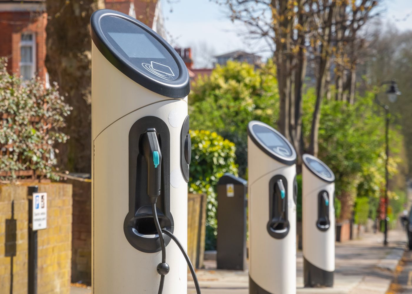 vários postos de carregamento elétrico na rua