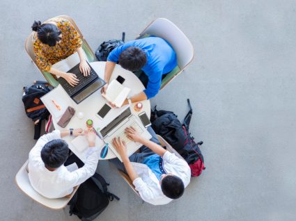 Estudantes do Ensino Superior a estudar