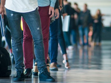 Fila de pessoas no Centro de Emprego