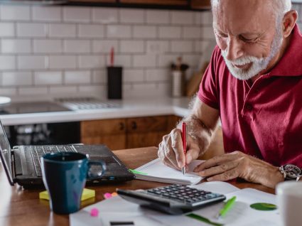 Homem a calcular valor da reforma