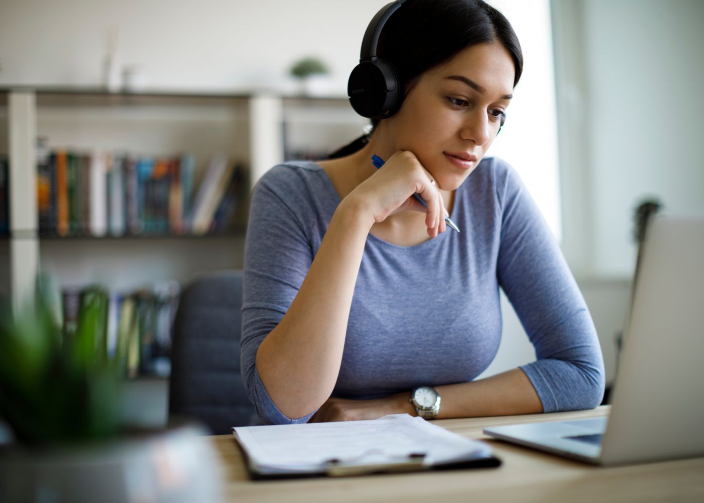 jovem a assistir a formação online