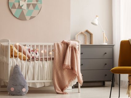 quarto decorado com melhores artigos para bebé que pode comprar na ikea