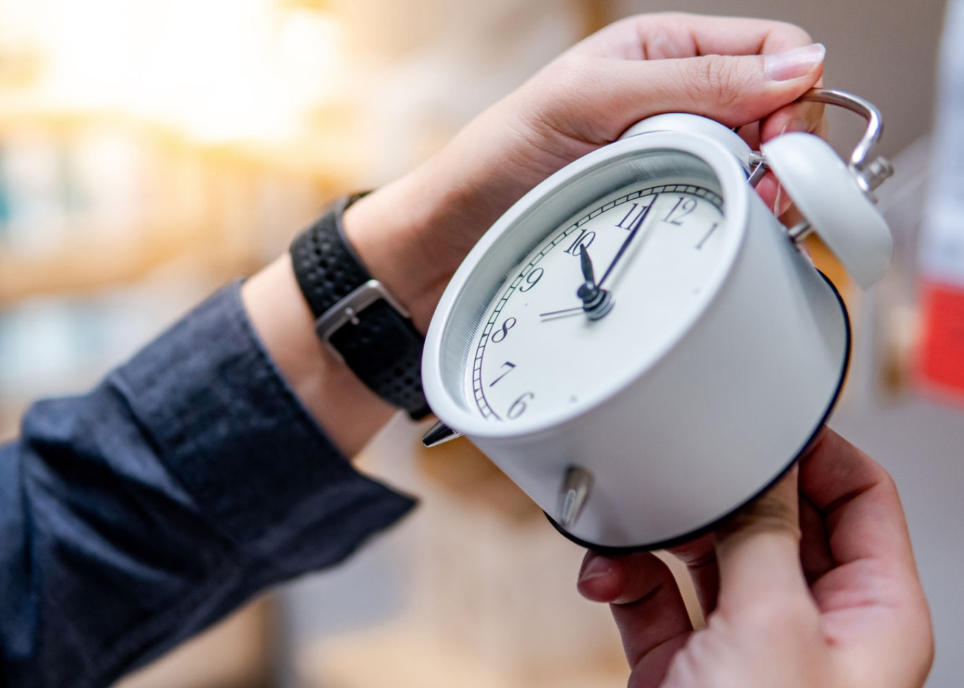 Mulher a atrasar relógio para o horário de inverno