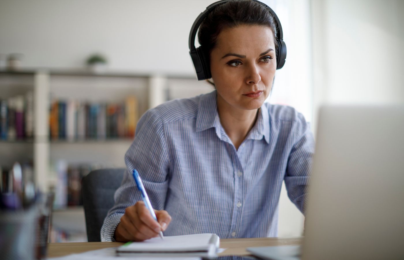 mulher a trabalhar no computador