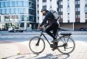 jovem a andar numa bicicleta elétrica