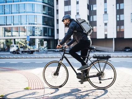 jovem a andar numa bicicleta elétrica