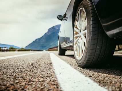 carro na estrada como exemplo dos carros mais perigosos de conduzir