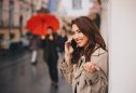 Mulher com looks para dias de chuva