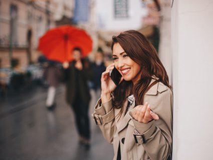 Mulher com looks para dias de chuva