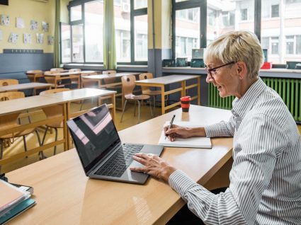 professora na sala de aula a consultar os direitos e deveres dos professores