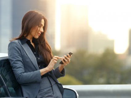 mulher a olhar para o telemóvel