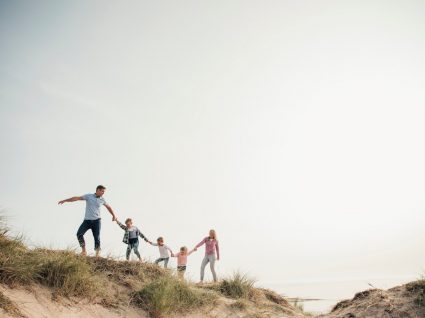 Família numerosa a explorar dunas