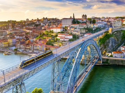 Vista panorâmica da zona ribeirinha da cidade do Porto