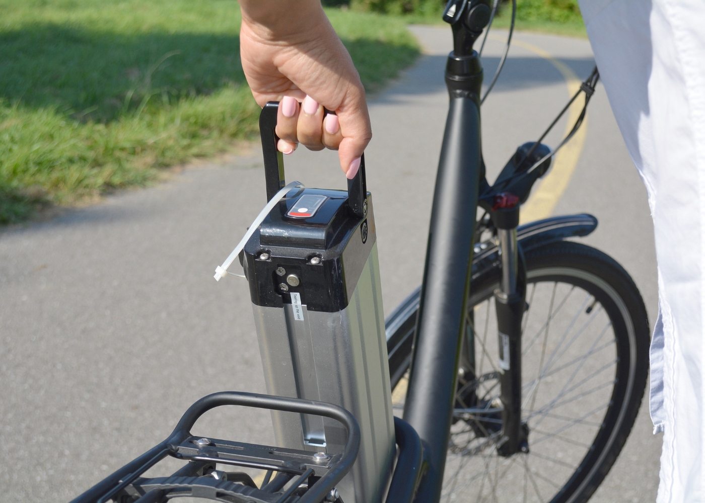 pessoa a retirar bateria das bicicletas elétricas