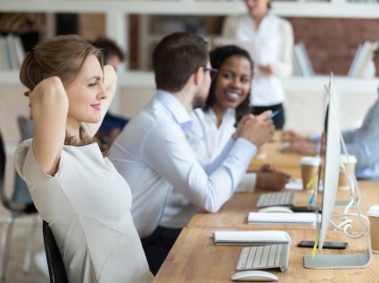 mulher no escritório a experienciar bem-estar no trabalho