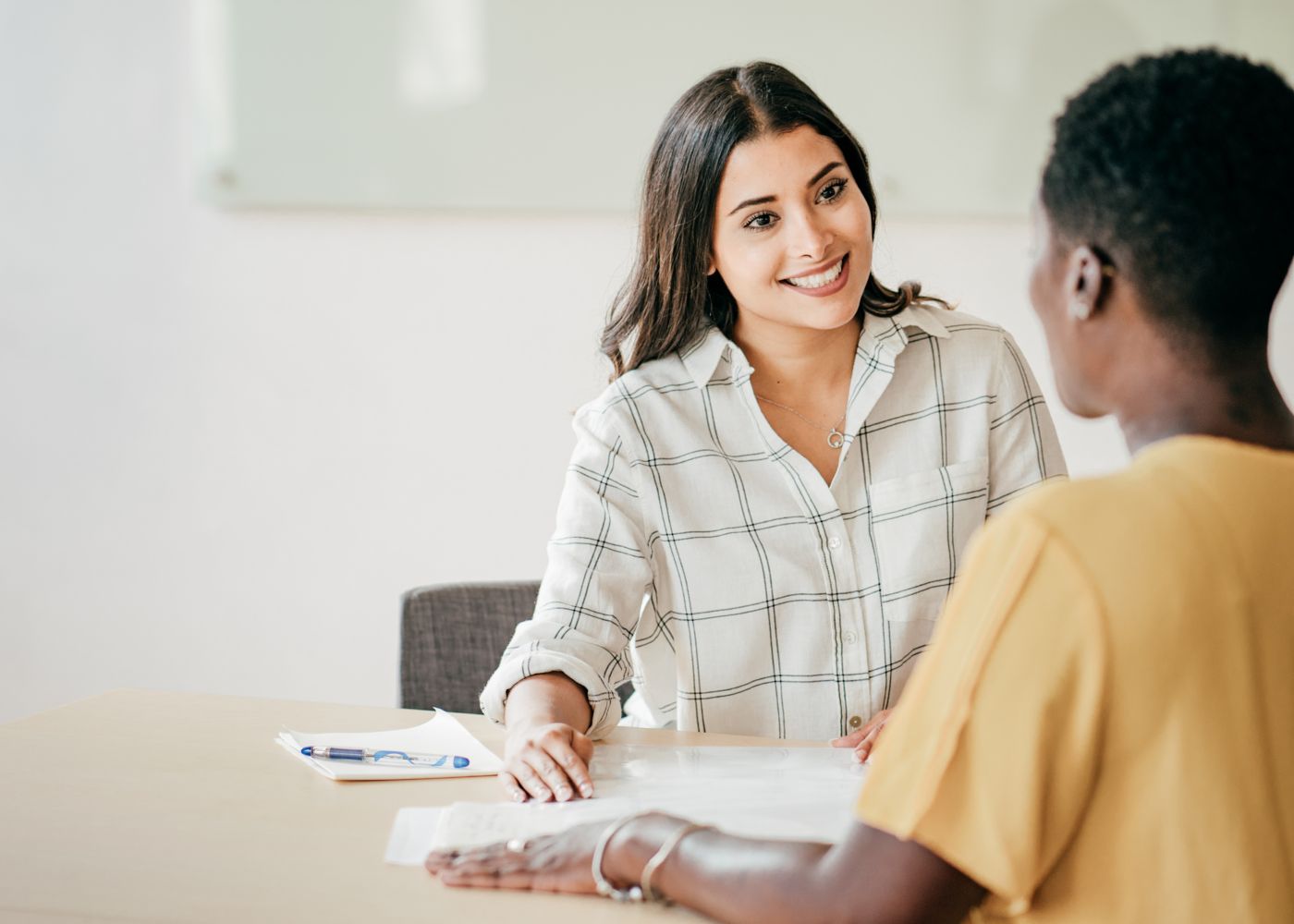 jovem em entrevista de trabalho