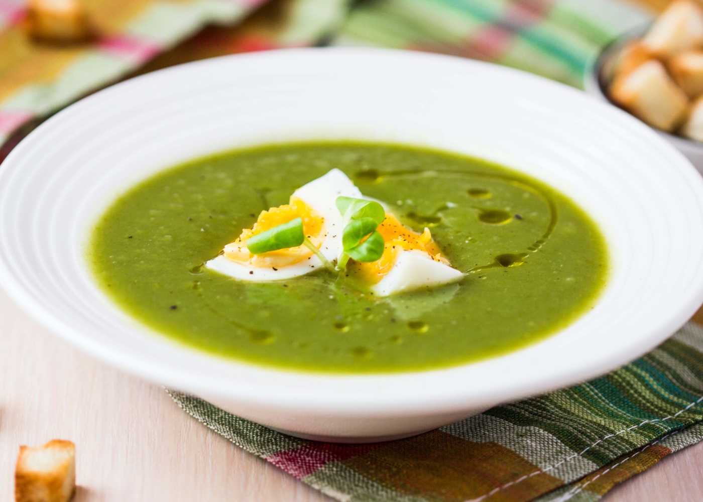 Sopa de coentros com ovo