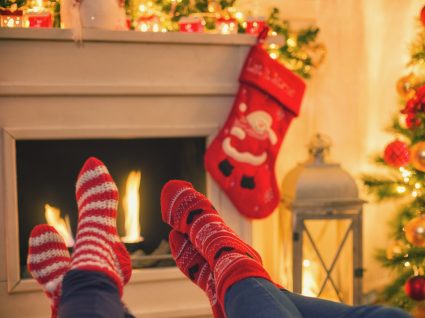 Casal deitado no sofá na véspera de Natal
