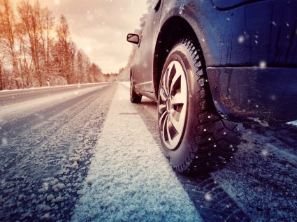 carro a andar em estrada com neve, um dos problemas mais comuns no inverno