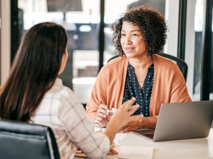 entrevista de emprego seguindo princípios do recrutamento inclusivo