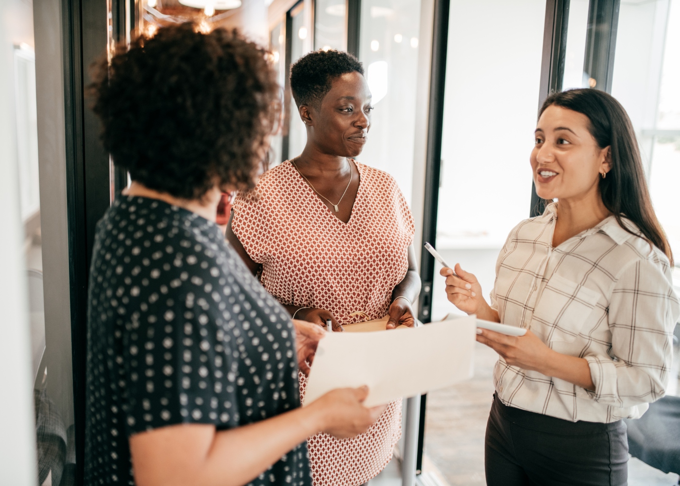 colegas de trabalho a conversar