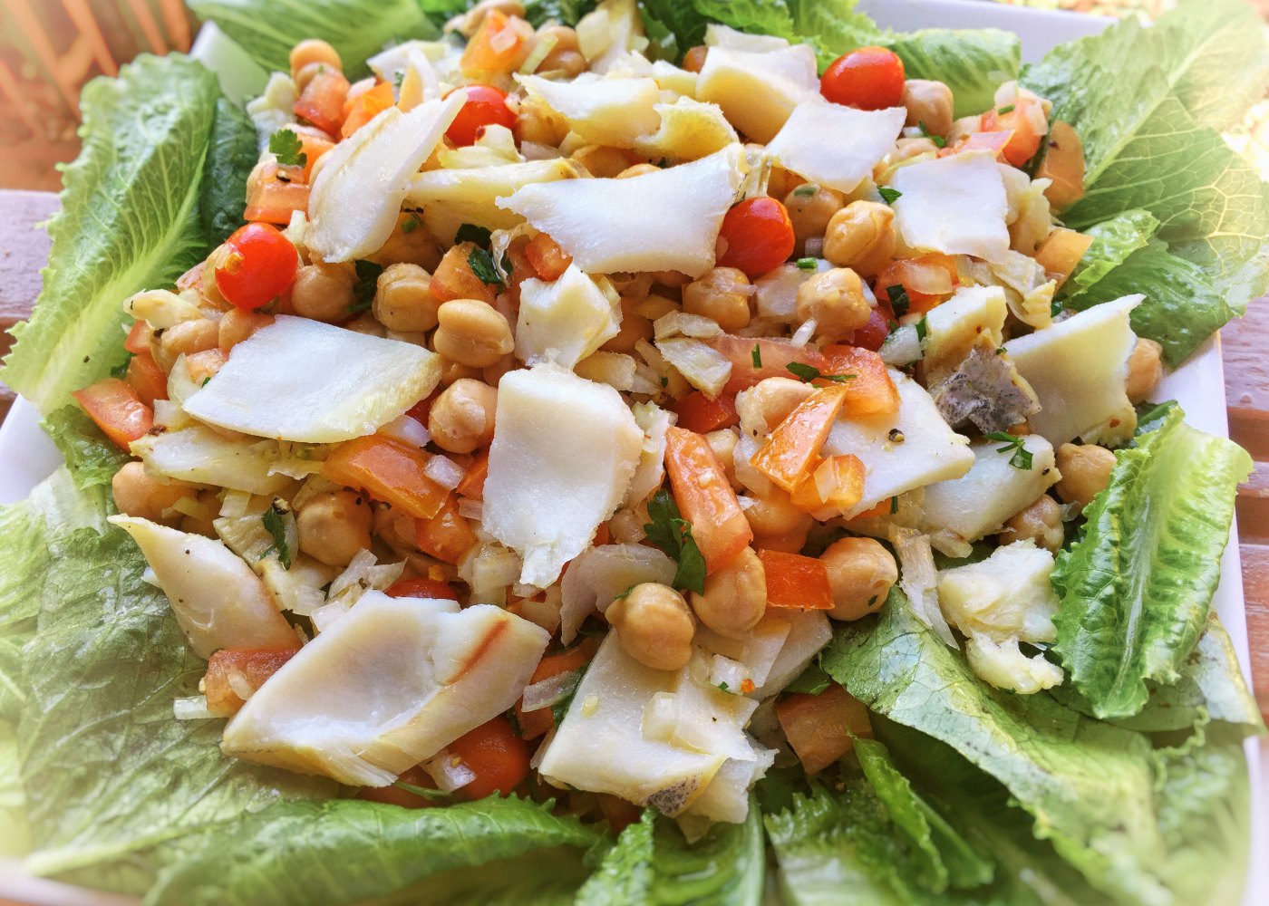 Salada de bacalhau e grão de bico à portuguesa