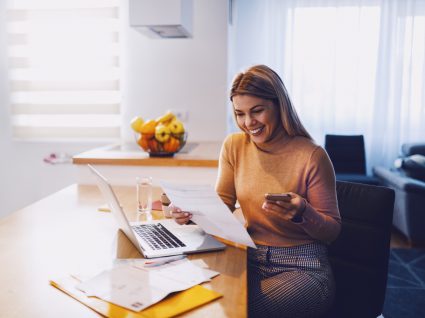 mulher a fazer simulação crédito à habitação