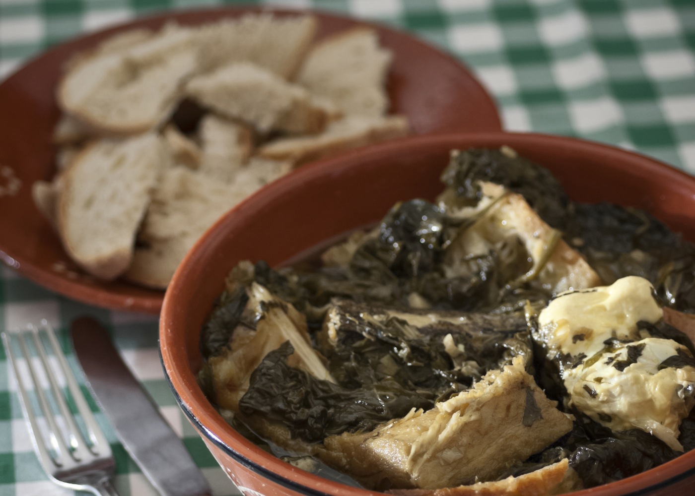 Sopa alentejana com bacalhau e ovo escalfado