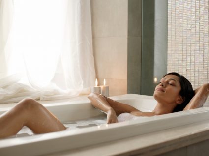 Mulher a tomar banho de espuma