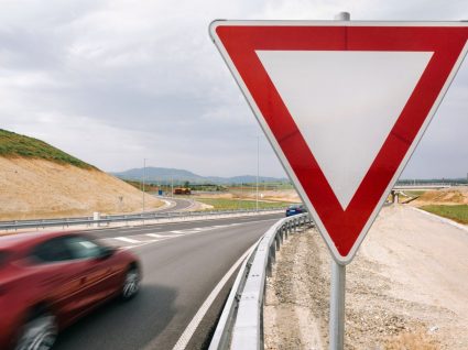 sinal de cedência de passagem numa estrada