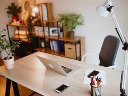 Mesa de trabalho e casa